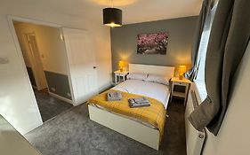 Cosy Home With Parking Close To City Centre
